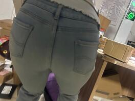 又拍到之前拿快递的少妇，竟然衣服裤子都没换，这次两个大肥臀同框