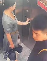 电梯里，狂吻20秒。