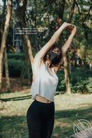 就喜欢把逼露出来---董小姐经典露出系列，不穿内衣跑步还勾引路人去卫生间0