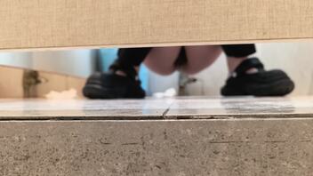 西青厕所偷拍 拉屎尿尿也不耽误 谈业务 骚逼屁眼 给你录了便