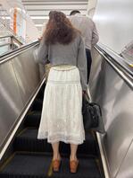抄底白裙白内小少妇0