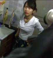 浴室偷拍女邻居洗澡完美露脸