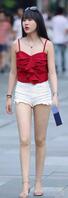 街拍漂亮女孩！鲜艳的吊带上衣，搭配白色短裤，显得清新靓丽！1