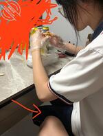 520和女儿吃宵夜，她主动坐我旁边2