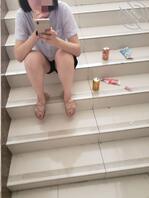 教室偸拍女老師的肉白腿?