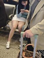 高铁站大白腿美女2