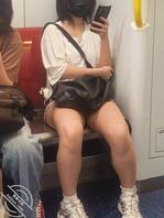 地铁里的大长腿