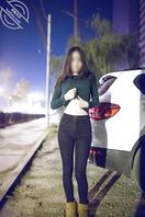 就喜欢把逼漏出来---小姐姐夜晚露出被三个路人给草了，这是该有多骚0