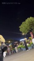 跟拍打扮靓丽又性感的极品牛仔肥臀梨形身材清秀美女 
该如何玩弄这大屁股呢