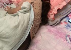 审核好麻烦哦，视频我也不敢拍太久。只是记录一下醉酒妈妈的睡姿0