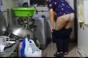 想拍妈妈洗澡,没法在卫生间装摄像头,只能把手机藏在外面拍到一点脱衣服画面2