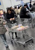 露脸抄底三个骚妇的长靴肉丝骚底 真想撕开丝袜扯开内裤后入这些熟妇0