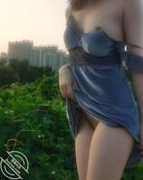 人妻户外公园露出，在夕阳下更诱人了