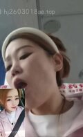 老婆早上起来被我用假屌把骚逼搞的风卷残云后带去上班一整天，仔细看微表情