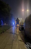 长沙某公园，深夜带老婆露出，评论多的话发视频