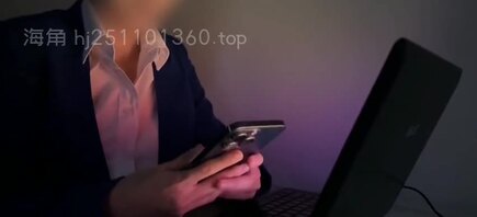 刚下班的妻子被丈夫安排了一局群P，轮流满足这骚浪贱母狗