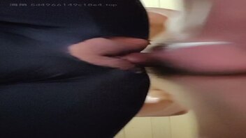 老妈手机里发现的，这种也有人干吗