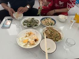 原创(106) 大舅又来我家蹭饭,偷拍几张1