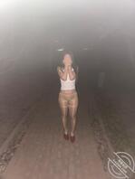 母狗深夜公共厕所漏出1