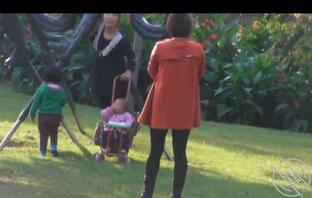 带娃短发妈妈憋不住拉屎0