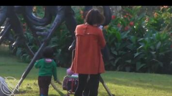 带娃短发妈妈憋不住拉屎1