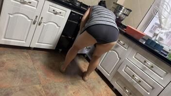 小姨做饭没关门 被我偷偷拍到了 有没有喜欢的 后续不断更新 多多交流0