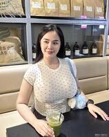 接受姐姐喝奶茶的邀请，她一脸满足1