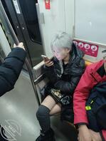 美丽冻人的银发美女0