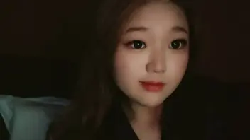 河南郑州05年反差嫩妹 乖巧含着大鸡巴深喉吸吮 主动女上骑乘摇摆 顶着子宫抽插满脸享受陶醉在快感里面1