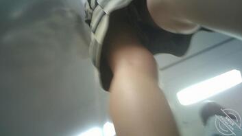 原创抄底：格子裙少妇踩到镜头1