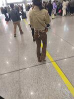 南京站出站的时候看到的，长得很好看，个子不高，但身材绝了，没拍好。0