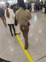 南京站出站的时候看到的，长得很好看，个子不高，但身材绝了，没拍好。1