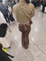 南京站出站的时候看到的，长得很好看，个子不高，但身材绝了，没拍好。2