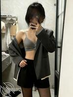 母狗大学生宿舍黑丝职业装脱衣对镜自拍1