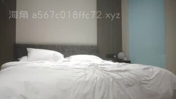女儿今天18岁生日，我给她来个18岁的成年里，把她给操傻了露脸