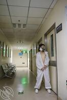就喜欢把逼露出来---女神理万姬医院病房内全裸露出还和摄影师搞起来了1