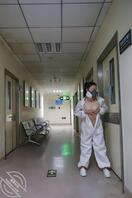 就喜欢把逼露出来---女神理万姬医院病房内全裸露出还和摄影师搞起来了2
