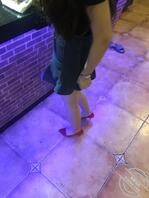 冒死偷拍红高跟少妇，好像被发现了 这婆娘看起来真骚1