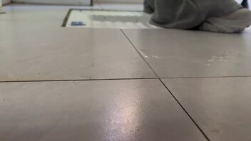 厕拍一个嫩妹子