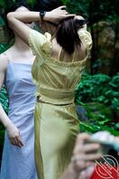 这女的里面穿了条黑内裤，这么多人在看