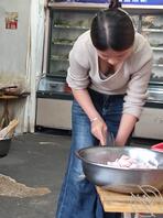 晚上买烧烤拍到老板女儿无意漏出大奶1