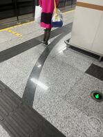 原创分享-抄底酒店刚出来一母狗走路都走不稳，视频后面发0