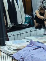 偷拍高速服务区卖衣服的少妇1