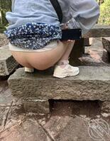 肥臀骚妻爬山露出2