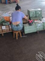 这个熟女我没忍住偷偷在后面用鸡巴蹭了下她屁股生气了拍了我一下说我神经病1