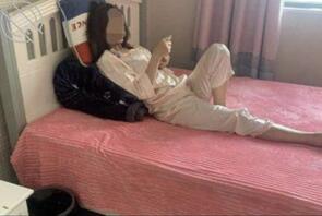 以按摩的名义偷拍妈妈！2