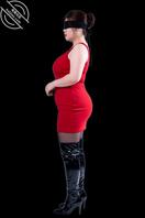 今天穿着黑丝红色包臀裙去陪领导吃饭，骚妻性感吗