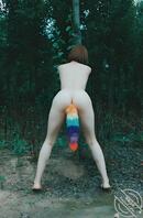 就喜欢把逼露出来----户外全裸爬行露出，这肛塞尾巴挺好看！1