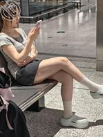 偷拍脸蛋极品的大奶白袜嫩妹公共场合展示自己的身体，白袜让人看着鸡巴邦邦硬1