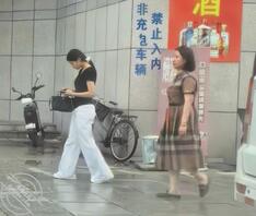 原创 厕所偷拍 太可惜了 一个没来的急对焦
另一个 拍晚了 母女